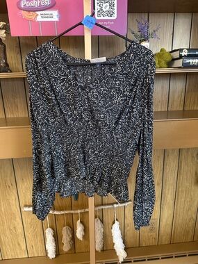 Universal Thread Black White Top